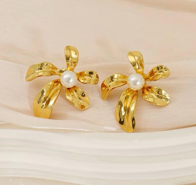 Charming floral shaped gold stud earrings