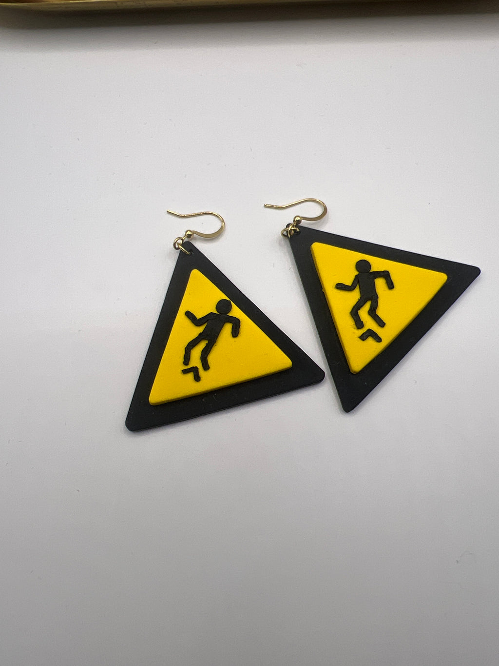 Road Sign Triangle Earrings �