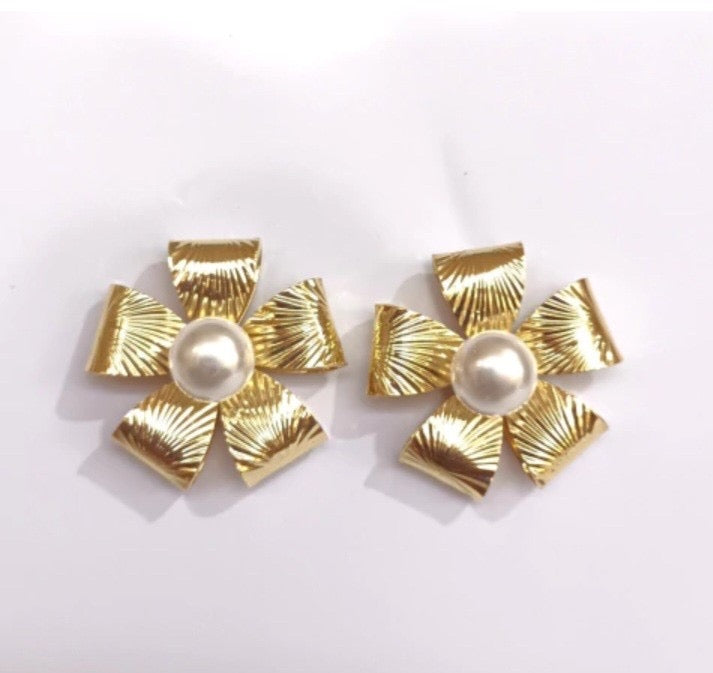 Luxury textured Floral Cluster studs earrings with pearl