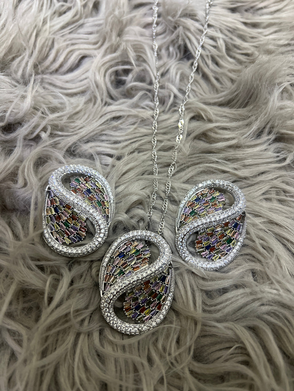 Silver coloured glass jewel set