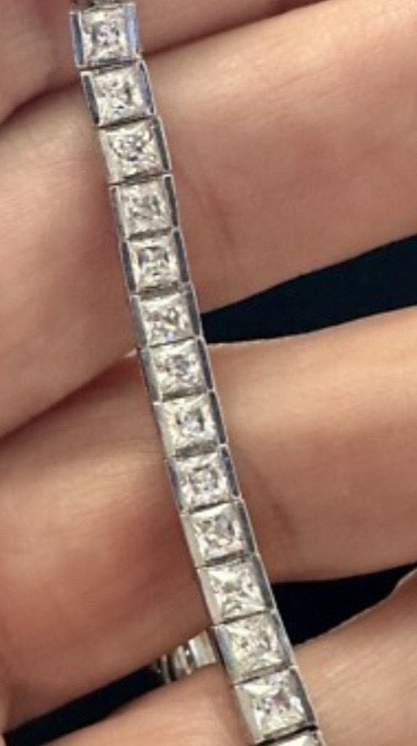 Tennis bracelet with silver stone