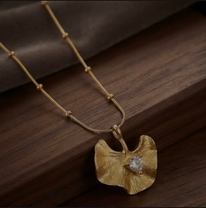 Golden leaf pearl necklace premium