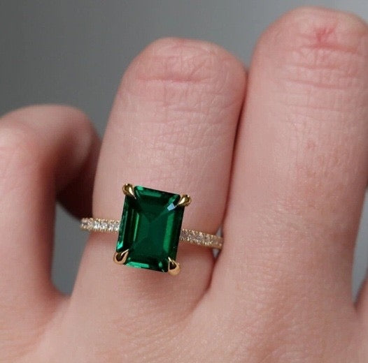 Green stone golden ring