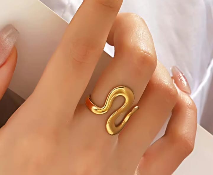 curvy golden ring
