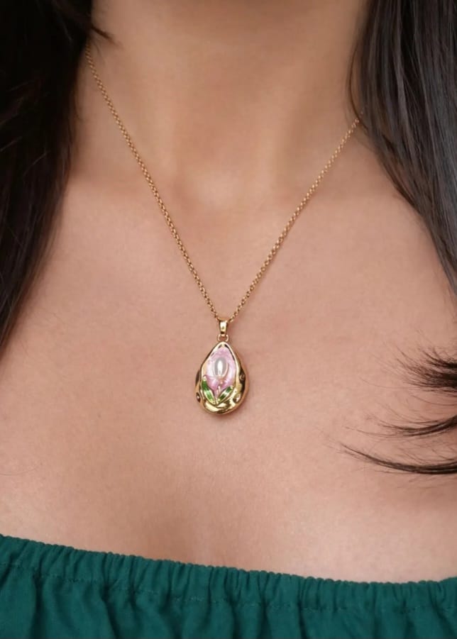 frame vintage necklace