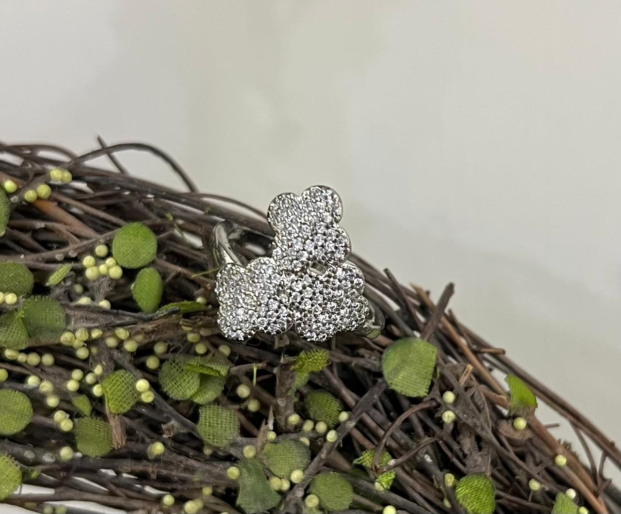 van c pearls ring