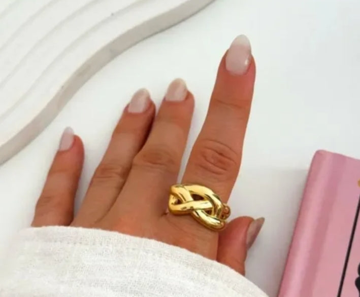 Curvy Ring